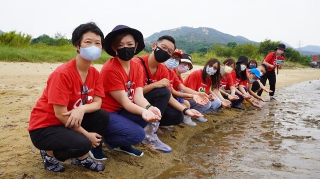 Chief Executive Ms Ivy Au-Yeung and volunteers were ready to release the juvenile horseshoe crab to their natural habitat. Chief Executive Ms Ivy Au-Yeung and volunteers were ready to release the juvenile horseshoe crab to their natural habitat.